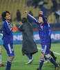 2010年サッカーW杯南アフリカ大会（%%2010 World Cup%%）1次リーグE組、デンマーク対日本。日本は3-1で勝利し、勝ち点6（2勝1敗）の同組2位で決勝トーナメントに進んだ。日本の決勝トーナメント進出は、自国開催以外のW杯では初めて。写真はチームの勝利を喜ぶ日本の中澤佑二（%%Yuji Nakazawa%%）と今野泰幸（%%Yasuyuki Konno%%%%、右）。（2010年6月24日撮影）(c)AFP/GABRIEL BOUYS