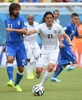サッカーW杯ブラジル大会（2014 World Cup）グループD、イタリア対ウルグアイ。ウルグアイのエディンソン・カヴァーニ（Edinson Cavani）とボールを競るイタリアのアンドレア・ピルロ（Andrea Pirlo、2014年6月24日撮影）。(c)AFP/EMMANUEL DUNAND
