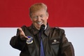 東京の米軍横田基地で米軍人らを前に演説するドナルド・トランプ米大統領（2017年11月5日撮影）。(c)AFP/Toshifumi KITAMURA