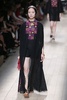 フランス・パリ市内で発表された「ヴァレンティノ（VALENTINO）」14年春夏コレクション（2013年10月1日撮影）。(c)AFP/PATRICK KOVARIK