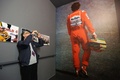 イタリアのイモーラ（Imola）で開催された故アイルトン・セナ（Ayrton Senna）氏の没後20年追悼式典で展示品を眺める人々（2014年5月1日撮影）。(c)AFP/MAURO MONTI