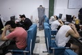 中国人を標的としたオンラインロマンス詐欺を組織的に行った疑いで逮捕された中国人。インドネシア・バタム市の工業団地で（2023年8月29日撮影）。(c)AFP