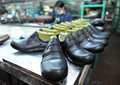 フィリピン・マリキナ（Marikina）市の靴工場(2010年7月13日撮影)。(c)AFP/TED ALJIBE