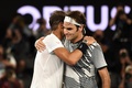 全豪オープンテニス、男子シングルス決勝。試合後、お互いをたたえあうロジャー・フェデラー（右）とラファエル・ナダル（2017年1月29日撮影）。(c)AFP/PAUL CROCK 