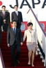 オマーンの首都マスカット（Muscat）に到着した安倍晋三（Shinzo Abe）首相と夫人の昭恵（Akie Abe）さん（2014年1月9日撮影）。(c)AFP/MOHAMMED MAHJOUB