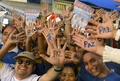 コロンビア・アンティオキア（Antioquia）で、大統領選の決選投票でのフアン・マヌエル・サントス（Juan Manuel Santos）大統領の勝利に喜び、「平和」と書いた手のひらを掲げる支持者たち（2014年6月8日撮影）。(c)AFP/Raul ARBOLEDA