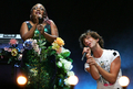 レバノンの首都ベイルート（Beirut）でパフォーマンスを披露する、人気歌手ミーカ（Mika、右、2008年7月27日撮影）。(c)AFP/ANWAR AMRO