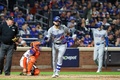 24MLB、ナ・リーグ優勝決定シリーズ（7回戦制）、ニューヨーク・メッツ対ロサンゼルス・ドジャース。5回に3点本塁打を放ち喜ぶロサンゼルス・ドジャースのアンディ・パヘス（中央、2024年10月18日撮影）。(c)Al Bello/Getty Images/AFP