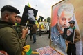 イラクの首都バグダッドで、イラン革命防衛隊のガセム・ソレイマニ司令官と人民動員隊のアブ・マフディ・ムハンディス副司令官の葬列に加わった、人民動員隊や親イラン派武装組織「神の党旅団（カタイブ・ヒズボラ）」の支持者ら（2020年1月4日撮影）。(c)AFP/Ahmad AL-RUBAYE