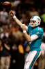 13NLF第4週、ニューオーリンズ・セインツ（New Orleans Saints）対マイアミ・ドルフィンズ（Miami Dolphins）。パスを出すマイアミ・ドルフィンズのライアン・タネヒル（Ryan Tannehill、2013年9月30日撮影）。(c)AFP/Getty Images/Stacy Revere