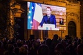 仏パリのソルボンヌ広場で、サミュエル・パティさんの国葬の中継をみるために集まった人々（2020年10月21日撮影）。(c)Bertrand GUAY / AFP