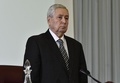 アルジェリアの首都アルジェで、国歌演奏を聴くアブデルカデル・ベンサラ国民評議会議長（2019年4月9日撮影）。(c)AFP/RYAD KRAMDI 