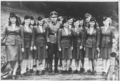 2007年9月19日、米ホロコースト記録博物館（US Holocaust Memorial Museum）が公開したアウシュビッツ（Auschwitz）強制収容所の責任者Karl Hoecker（中央）と、ナチスの親衛隊（SS）の女性支援隊員（1944年7月22日撮影）。(c)AFP/Holocaust Memorial Museum