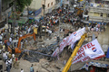 インド南部アンドラプラデシュ（Andhra Pradesh）州セクンデラバード（Secunderabad）で起きた2階建てホテル倒壊事故の現場（2013年7月8日撮影）。(c)AFP/Noah SEELAM