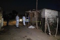 南ア・ボクスブルク地区近郊のアンジェロ非公式居住区で、ガス漏れ発生現場近くを歩く警察の法医学者（2023年7月6日撮影）。(c)Wikus de Wet / AFP