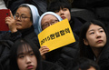 韓国ソウルの日本大使館前に設置された慰安婦像のそばでデモを行う人々（2018年11月21日撮影）。(c)Jung Yeon-je / AFP