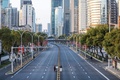 中国・武漢で、交通のない道路を渡り、病院へ向けて野菜を運ぶ職員ら（2020年2月20日撮影）。(c)STR / AFP