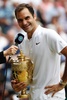 テニス、ウィンブルドン選手権、男子シングルス決勝。優勝者スピーチに臨むロジャー・フェデラー（2017年7月16日撮影）。(c)AFP/Glyn KIRK
