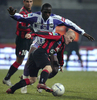 トゥールーズのムサ・シッソコ（%%Moussa Sissoko%%、左）と競り合うニースのフローラン・バルモン（%%Florent Balmont%%、右）。(c)AFP/PASCAL PAVANI