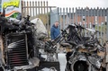 英領北アイルランド・ベルファストで燃やされたバスの残骸（2021年4月8日撮影）。(c)PAUL FAITH / AFP
