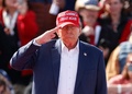 米オハイオ州バンダリアで開かれた選挙集会に到着したドナルド・トランプ前米大統領（2024年3月16日撮影）。(c)KAMIL KRZACZYNSKI / AFP