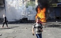 トルコ・ディヤルバクル（Diyarbakir）で、機動隊と衝突するクルド人のデモ参加者ら（2014年10月8日撮影）。(c)AFP/ILYAS AKENGIN