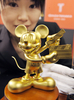 ウォルト・ディズニー（Walt Disney）の『ナショナル・トレジャー 2（National Treasure 2）』DVD発売を記念して都内で披露された純金のミッキー・マウス（Mickey Mouse、2008年4月23日撮影）。(c)AFP/Yoshikazu TSUNO