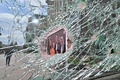 ウクライナの首都キーウに登場した、国際刑事裁判所の法廷に立つロシアのウラジーミル・プーチン大統領を描いたパネル（2023年5月11日撮影）。(c)Sergei SUPINSKY / AFP