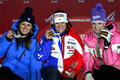 アルペンスキー世界選手権2013（2013 FIS Alpine World Ski Championships）女子滑降。表彰式に臨む（左から）2位に入ったイタリアのナディア・ファンキーニ（Nadia Fanchini）、優勝したフランスのマリオン・ローラン（Marion Rolland）、3位に入ったドイツのマリア・ホーフル・リーシュ（Maria Hoefl-Riesch、2013年2月10日撮影）。(c)AFP/FABRICE COFFRINI