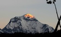 ネパールの首都カトマンズ（Kathmandu）西方の村から撮影した高峰ダウラギリ（Dhaulagiri、8167メートル、2010年10月27日撮影、資料写真）。(c)AFP/Prakash MATHEMA