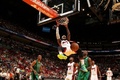 12-13NBAは12日、各地で試合が行われ、マイアミ・ヒート（Miami Heat）は109-101でボストン・セルティックス（Boston Celtics）を下した。

ダンクシュートを決めるマイアミ・ヒートのレブロン・ジェームズ（LeBron James、2013年4月12日撮影）。(c)AFP/Getty Images/NBAE/Issac Baldizon