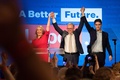 オーストラリアのシドニーで、総選挙の勝利を喜ぶ労働党のアンソニー・アルバニージー党首（中央、2022年5月21日撮影）。(c)Wendell TEODORO / AFP