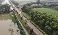 中国東部・江蘇省鎮江で、長江沿いの堤防を見回る消防署員（2020年7月20日撮影）。(c)STR / AFP