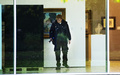 オランダ・ロッテルダム（Rotterdam）にあるクンストハル（Kunsthal）美術館内を調べる捜査官（2012年10月16日撮影）。(c)AFP/ANP/ROBIN UTRECHT