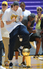 08-09NBAファイナルを制したロサンゼルス・レイカーズ（%%Los Angeles Lakers%%）の優勝パレードが17日、ロサンゼルス（Los Angeles）で行われ、数万人ものバスケットボールファンが祝福のため、市内中心部に詰めかけた。レイカーズの本拠地ステープルズ・センター（Staples Center）から始まったパレードは、8万人のファンが待つロサンゼルス・メモリアル・コロシアム（Los Angeles Memorial Coliseum）まで行われ、数百人の警察官が動員され。写真はメモリアル・コロシアムのステージ上喜びを表すレイカーズのパウ・ガソル（%%Pau Gasol%%ｍ、左）とコービー・ブライアント（%%Kobe Bryant%%）。（2009年6月17日撮影）(c)AFP/MARK RALSTON