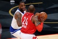 NBAオールスターゲーム2016。ロサンゼルス・レイカーズのコービー・ブライアントとうれしそうにマッチアップするクリーブランド・キャバリアーズのレブロン・ジェームズ（2016年2月14日撮影）。(c)AFP/Getty Images/Elsa