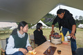 紅里山村の森にあるキャンプ場でくつろぐ観光客（2022年10月26日撮影）。(c)Xinhua News