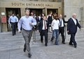 ニューヨーク（New York）で裁判所から避難する人々（2011年8月23日撮影）。(c)AFP/Nicholas KAMM