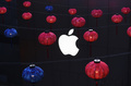 中国・北京のモールで、アップルストア前につるされたちょうちん（2016年2月23日撮影、資料写真）。(c)Greg Baker / AFP