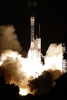 米フロリダ（Florida）州ケープカナベラル（Cape Canaveral）空軍基地から、米航空宇宙局（NASA）の火星探査機「フェニックス・マーズ・ランダー（Phoenix Mars Lander）」を搭載して打ち上げられるデルタ2（Delta II）ロケット（2007年8月4日撮影）。(c)AFP/BRUCE WEAVER