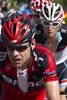 2011ツール・ド・フランス（2011 Tour de France）、第18ステージ（ピネローロからガリビエ峠、200.5キロメートル）。レースに臨むレオパード・トレック（Leopard Trek）のフランク・シュレク（Frank Schleck、右）とBMCレーシングチーム（BMC Racing Team）のカデル・エヴァンス（Cadel Evans、2011年7月21日撮影）。(c)AFP/JOEL SAGET