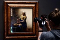 オランダ・アムステルダム国立美術館に展示された、ヨハネス・フェルメールの「牛乳を注ぐ女」（2022年9月8日撮影）。(c)Kenzo TRIBOUILLARD / AFP