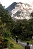 インドネシア・ジョクジャカルタで、噴火活動が続くムラピ山を見る人々（2021年1月27日撮影）。(c)Agung Supriyanto / AFP