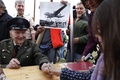 ドイツ・ベルリンの旧テンペルホーフ空港で行われた式典で、少女から花を受け取る元米軍パイロットのゲイル・ハルボーセン氏（2019年5月11日撮影、資料写真）。(c)MICHELE TANTUSSI / AFP