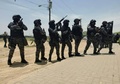 ギャング同士の抗争が起きた南米エクアドル・グアヤキルの刑務所の警備に当たる警官。エクアドル警察提供（2021年9月30日撮影）。(c)AFP PHOTO / ECUADOR´S NATIONAL POLICE