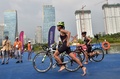 第17回アジア競技大会（17th Asian Games、Asiad）トライアスロンの混合リレーで、韓国の選手（中央）と競る上田藍（Ai Ueda、2014年9月26日撮影）。(c)AFP/JUNG YEON-JE