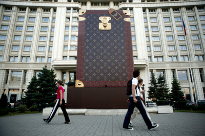 ブカレストのホテル前に巨大なルイ・ヴィトンのバッグ