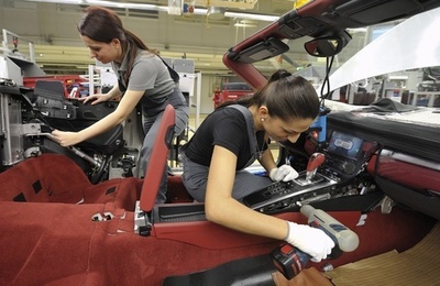 独ポルシェ、給料据え置きで労働時間短縮へ 優れた人材確保のため