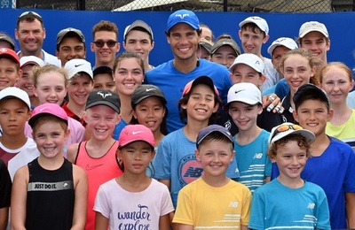 ナダルが地元の子どもたちとテニス、ブリスベン国際