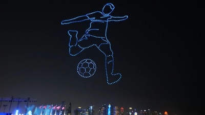動画:カタールW杯まで1年 ドローンが夜空飾る